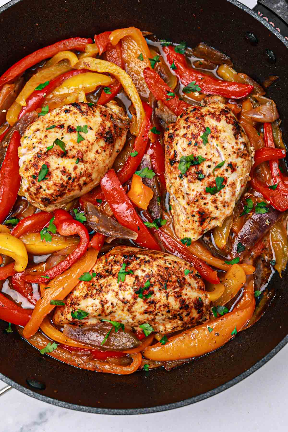 You are currently viewing Easy Chicken with Red Peppers and Onions (One-Pan Recipe)
